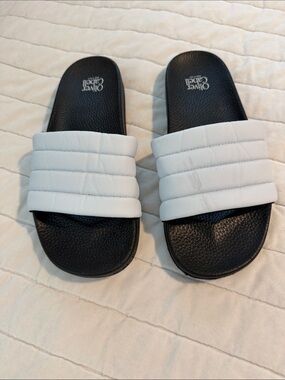 Oliver Cabell White Quilted Slide Sandals with Black Footbeds 39/8.5